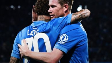 نابولي يسحق فريزينوني بثلاثية ويعزز آماله في الدوري الإيطالي