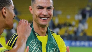 رونالدو يحتفل بفوز النصر على نيفتشي بشال سعودي
